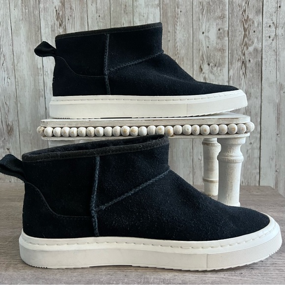 UGG Alameda Mini Black Suede Winter Boots Shearling Womens 8 - Picture 2 of 6